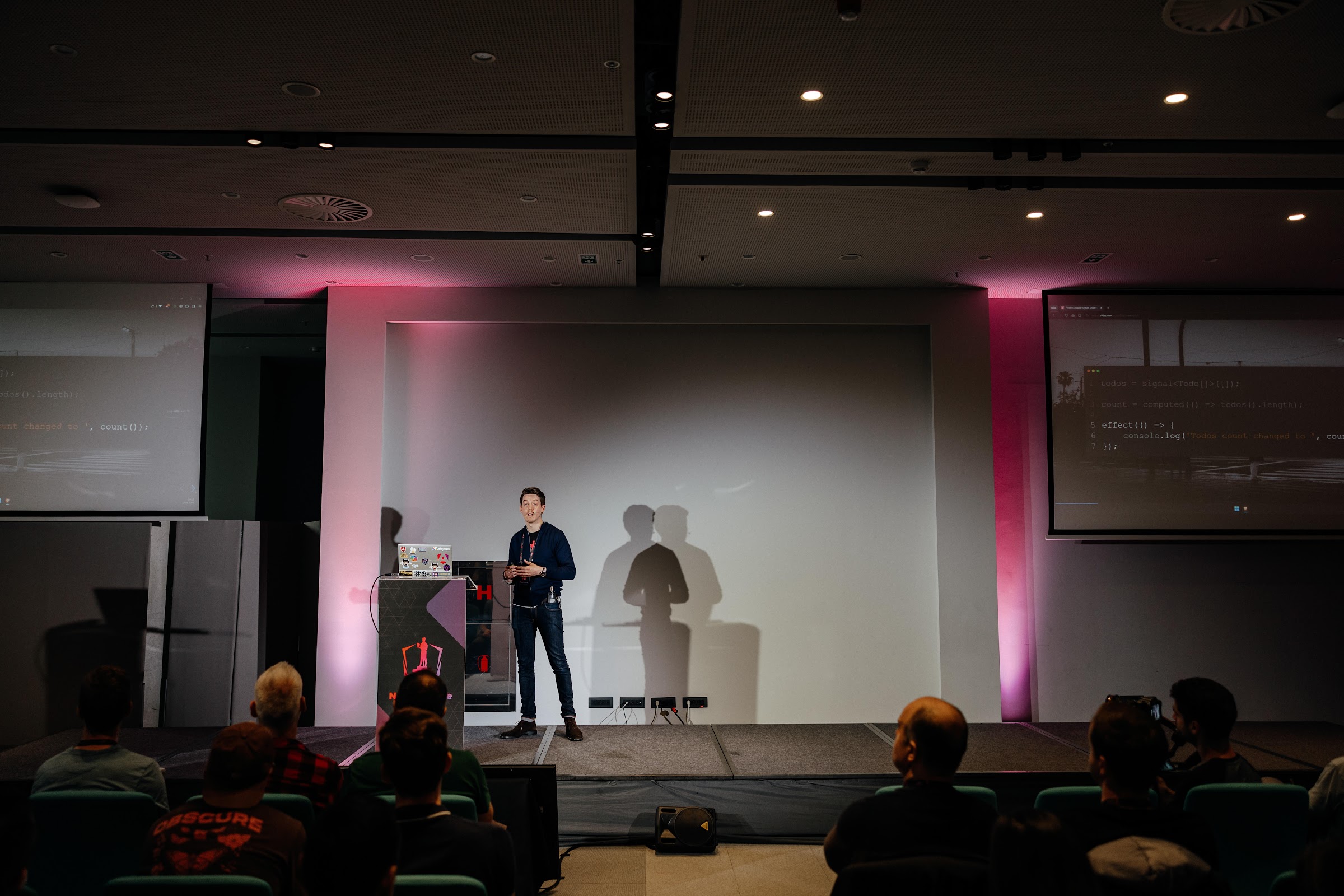 NG Belgrade Conf — govornik na bini