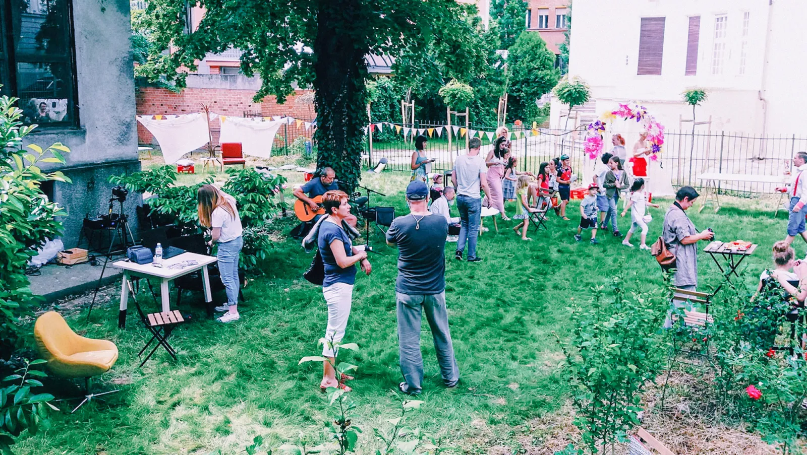 Dvorište sa zelenilom