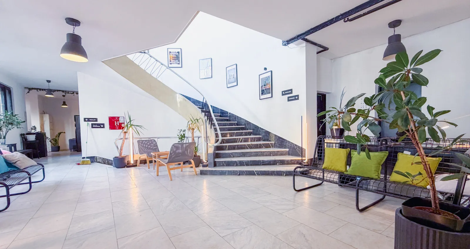 Lobby Startit Centra Novi Sad — mermerno stepenište, visoki plafoni